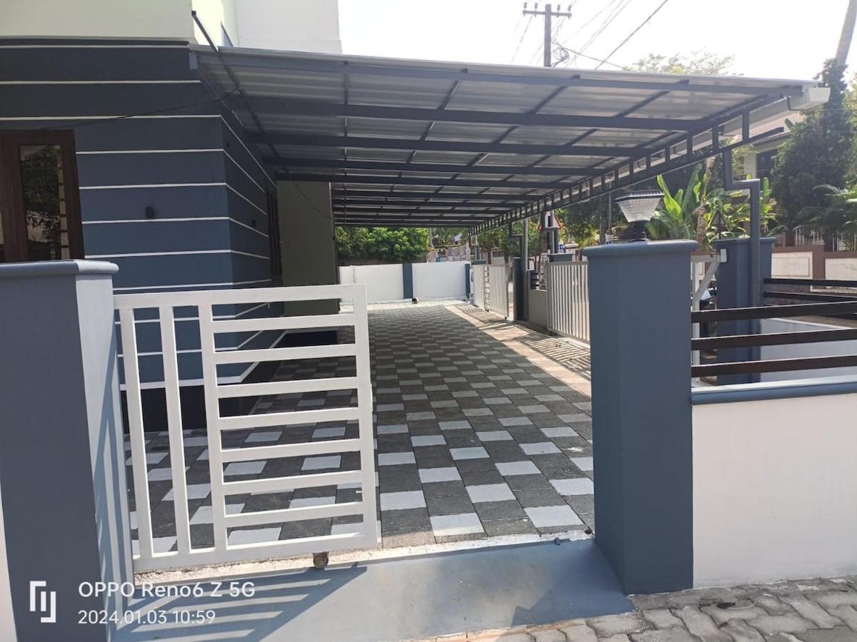 Elamkulam Penthouse - 3Bhk Ac With Kitchen - Kochi Apartment Chottanikara Ngoại thất bức ảnh